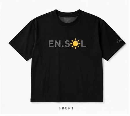 EN.SOLの太陽ロゴを胸に配したブラックTシャツ